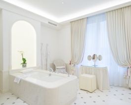 Le Bristol Hotel. Paris © Photo by François Cavelier