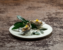 AUBE Nishitenma Kita-Ku Osaka Owned by chef Koji Azuma the scientist of neo-Chinese cuisine, AUBE, a luxury 6-seats counter. Photos by Francois Cavelier 