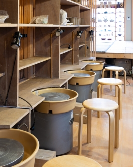 SAIDEIGAMA Jingumae Shibuya located in the fancy Omotesando area, Saideigama studio offers the largest pottery workshop ancestral Japanese craft